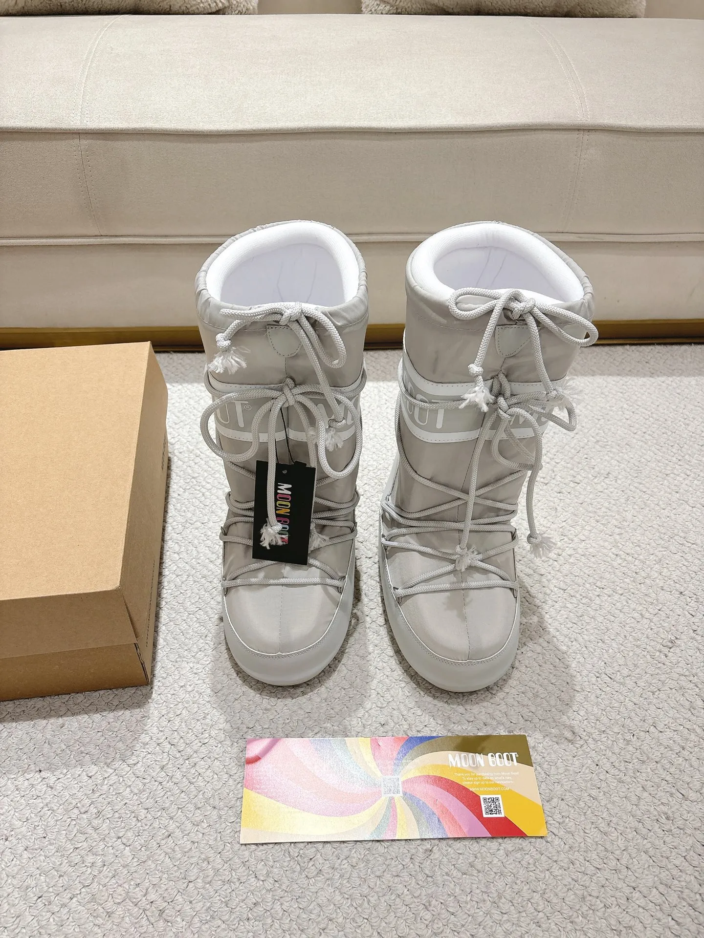p700 long love style: ❤️ Moon Boot2025 vs autumn and winter popular snow boots series... [Ugly Moon Snow Boots] Forget UGG, fashionable people are wearing Moon Boot snow boots. If you find it difficult to accept the revival of UGG, then there is now a more alternative snow boot that is back, with an inner diameter of 4 cm. That is the Moon Boot. It was already very popular in the millennium. Back then, Paris Hilton and Victoria Beckham Celebrities often wear it, and now the Y2K trend is popular again. The same style is worn by young people in QQ shows, and the ugly snow boots that are shown in thousands of people have become popular again, regardless of men and women. They look slim but warm and easy to wear... ❶Fabric: Original custom/cowhide/woven wool/high mercerized waterproof cloth ❷Inner: original 100% silk cotton liner ❸foot: original 100% silk cotton liner ❹ Outsole: Original molded two-color non-slip outsole ❺ Sole thickness: 4cm (including **) ❻ Code number: 35/38; 39/41; ❼ Packaging: Original full set of packaging ☀ Color: Official website updated simultaneously